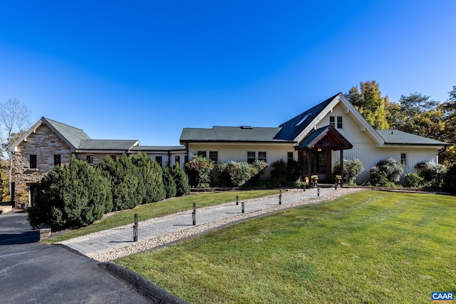 ranch-style house featuring a front yard