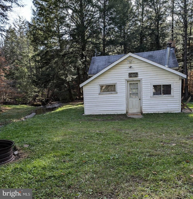 view of outdoor structure featuring a yard