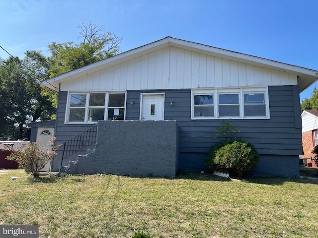 view of front of property featuring a front yard