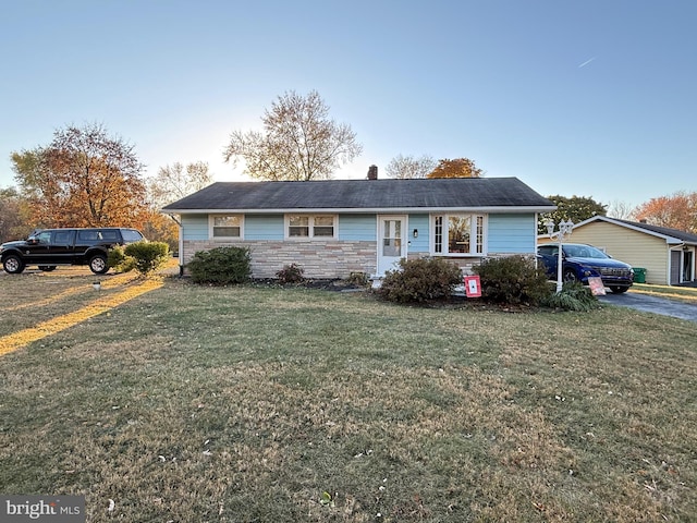 single story home featuring a front lawn