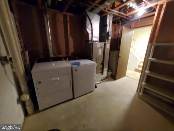 basement featuring independent washer and dryer