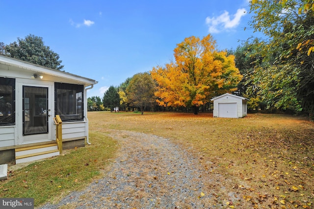 view of yard featuring a storage unit