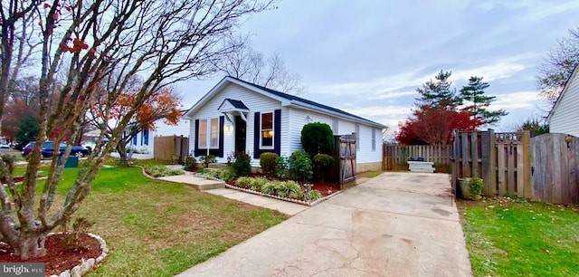 view of front facade with a front yard