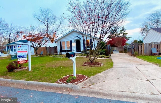 view of front facade featuring a front lawn