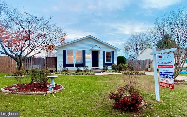 view of front facade with a front lawn