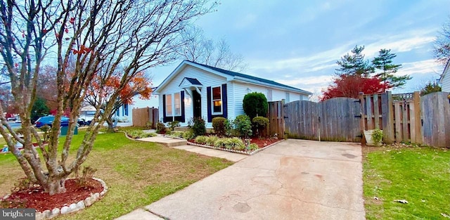 view of front of property featuring a front lawn