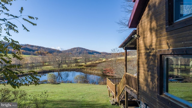 water view with a mountain view