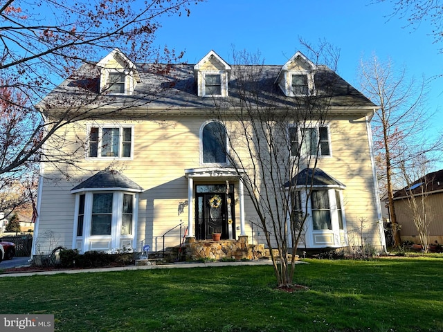 view of front facade featuring a front lawn