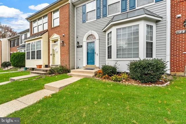 view of front of home featuring a front lawn