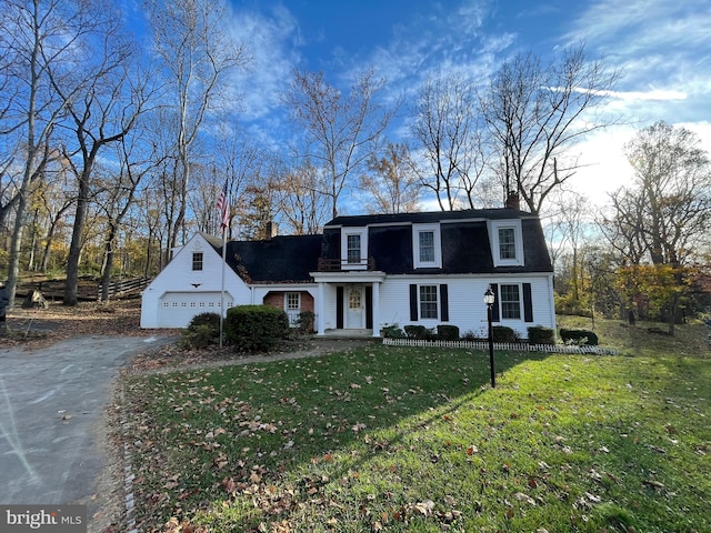 view of front facade featuring a front yard and a garage