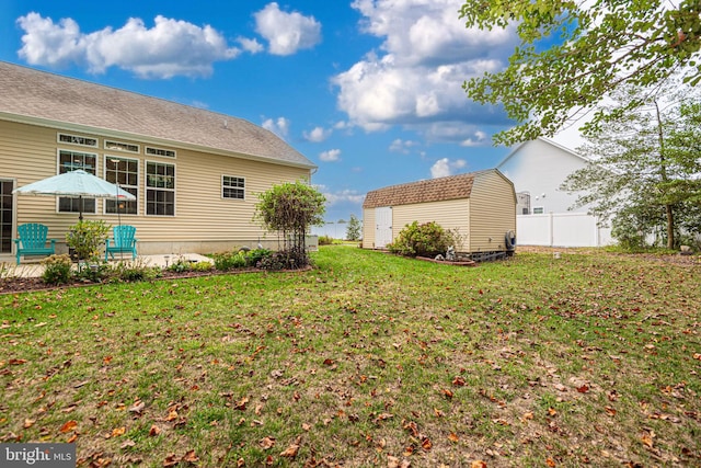 view of yard featuring a shed