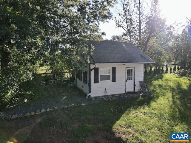 view of front of property featuring a front yard