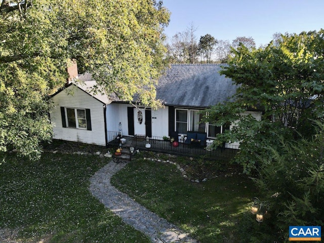 view of front facade featuring a front yard