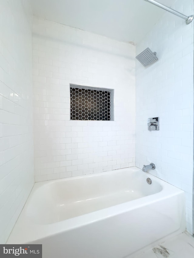 bathroom with tiled shower / bath