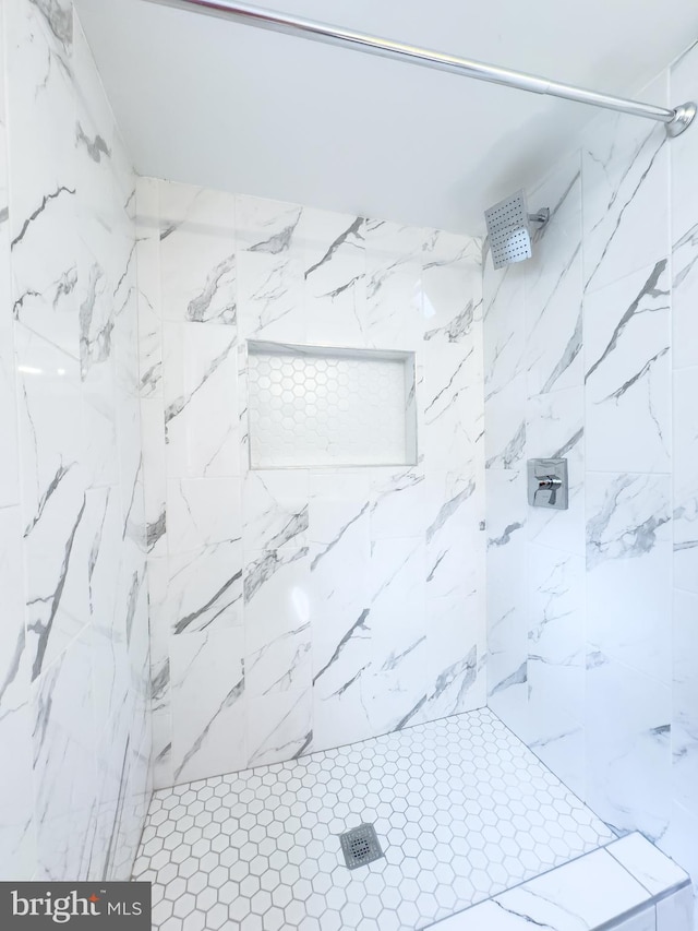 bathroom featuring a tile shower