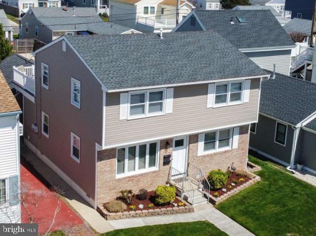 view of front of property featuring a front yard