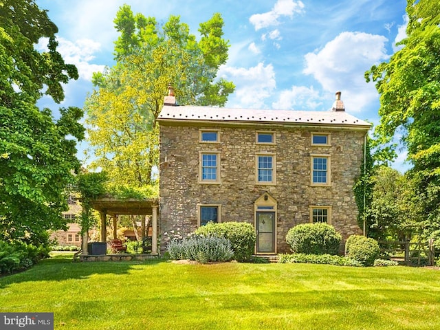 view of front of property featuring a front lawn