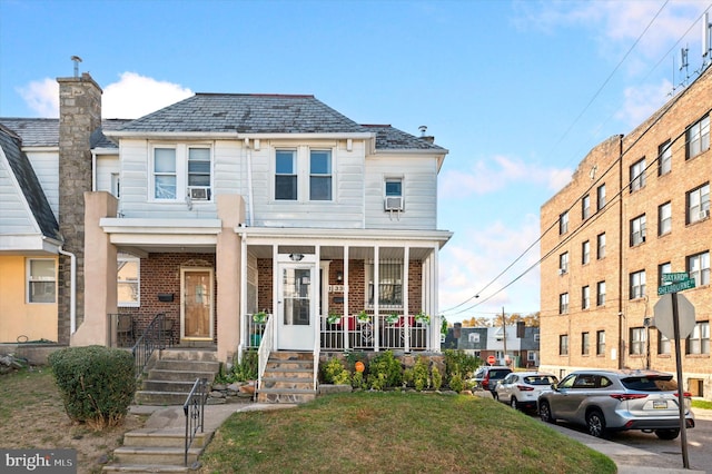 view of front of property featuring a front lawn and a porch