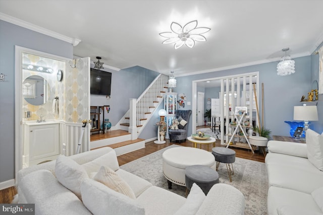 living room featuring hardwood / wood-style floors, ceiling fan, and crown molding