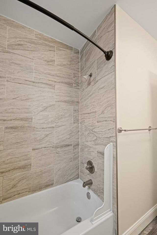 bathroom featuring tiled shower / bath combo