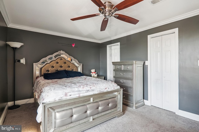 bedroom with ornamental molding, light carpet, and ceiling fan