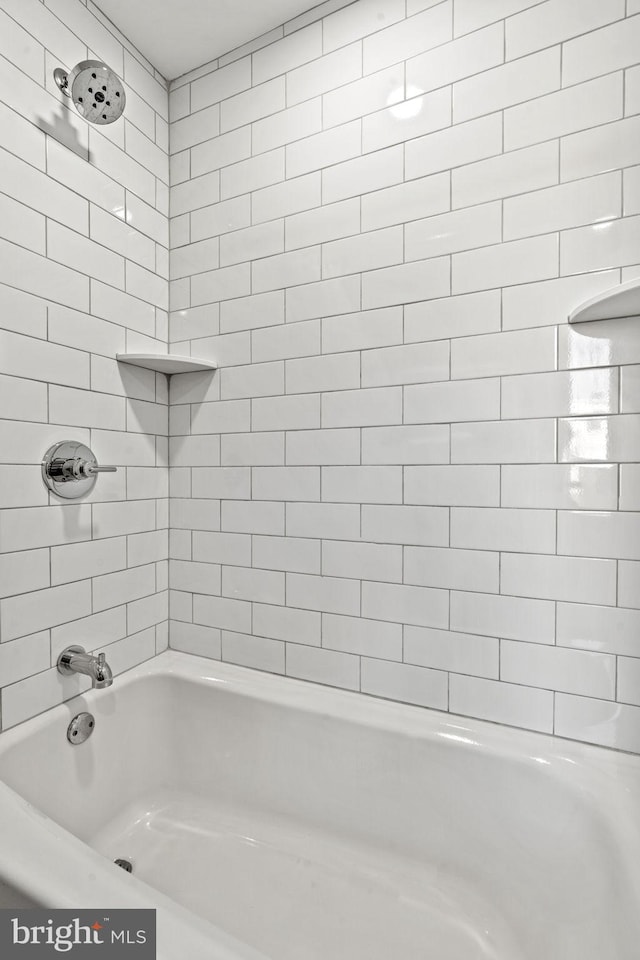 bathroom featuring tiled shower / bath