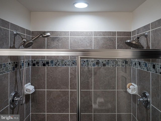 bathroom featuring a tile shower