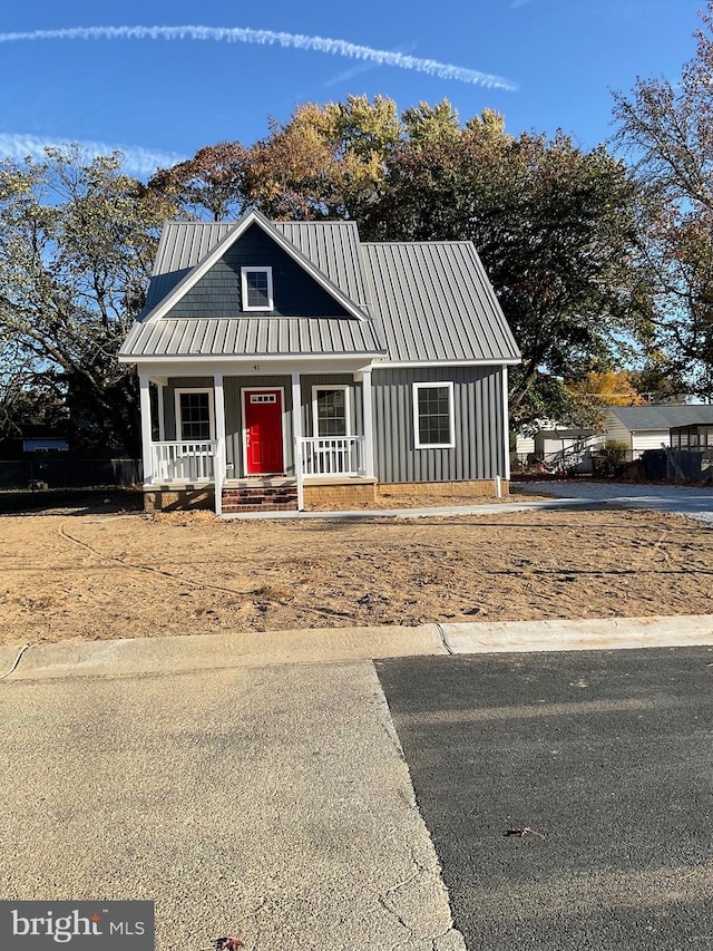 view of front of property featuring a porch