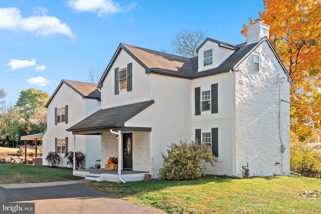 view of front of home with a front lawn