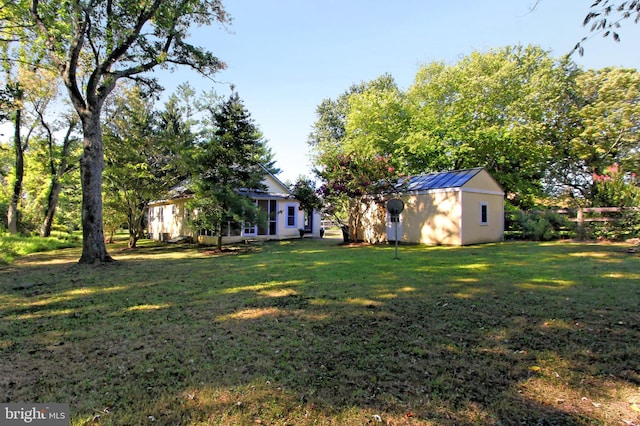 view of yard with a shed