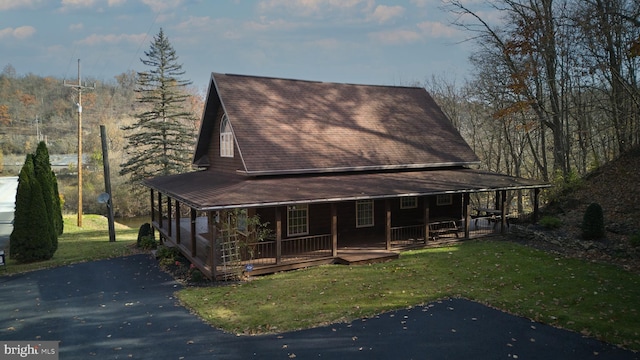 view of front facade featuring covered porch and a front yard