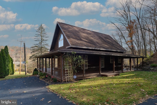 view of front facade featuring a porch and a front yard