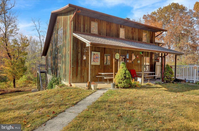 view of front facade featuring a porch and a front yard