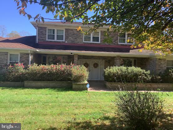 view of front of property featuring a front lawn