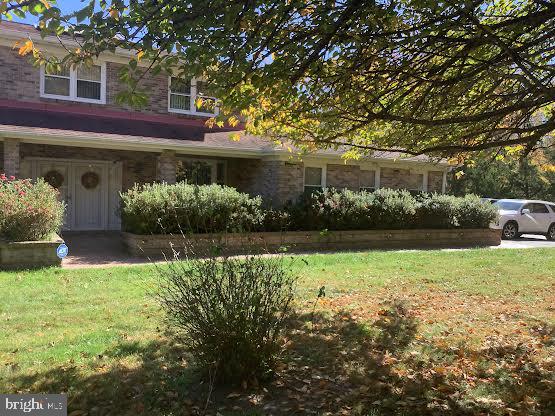 exterior space featuring a front yard