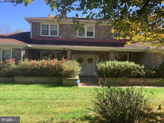 view of front facade featuring a front lawn