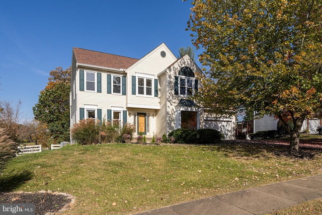 view of front of property featuring a front lawn