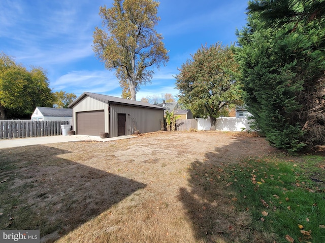 view of yard with an outbuilding and a garage