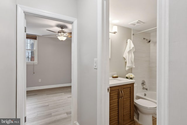 bathroom featuring visible vents, ceiling fan, washtub / shower combination, toilet, and vanity