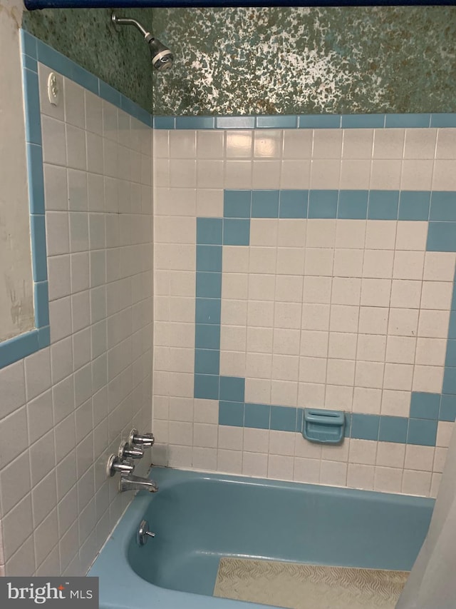 bathroom featuring tiled shower / bath combo