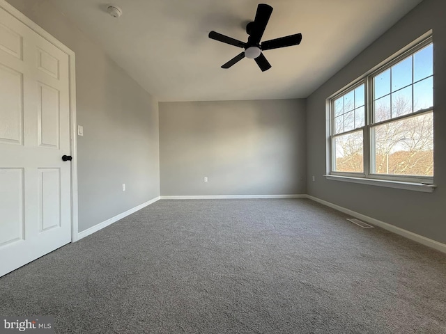 carpeted empty room featuring ceiling fan