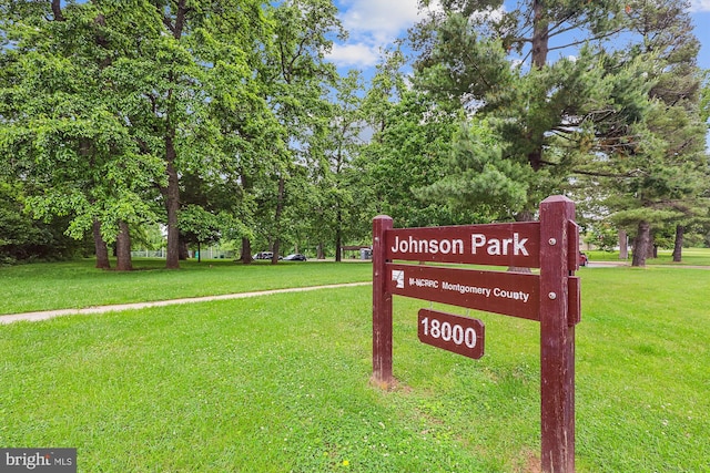 community sign featuring a lawn