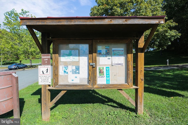 view of property's community featuring a lawn