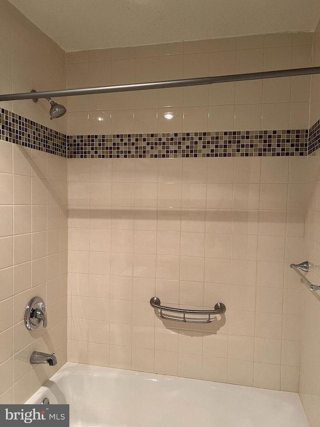 bathroom featuring tiled shower / bath