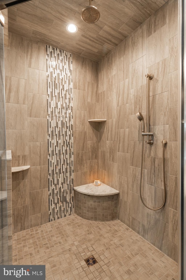 bathroom featuring a tile shower