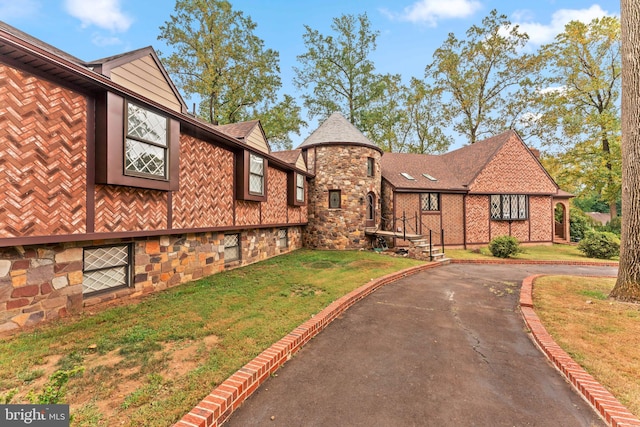 view of front of house with a front lawn