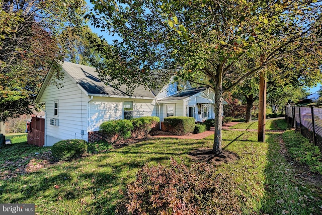 view of front facade featuring a front yard