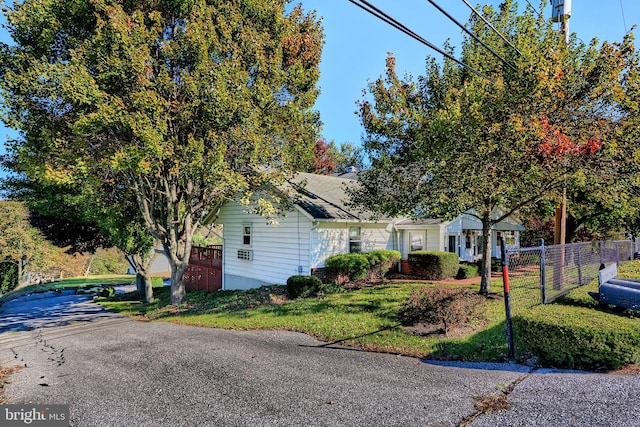 view of front facade featuring a front yard