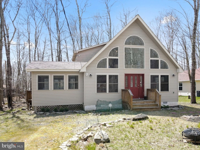 view of front of property featuring a front lawn and a fire pit