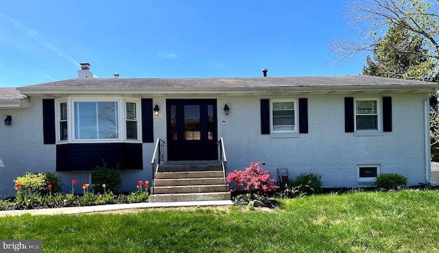 view of front of property featuring a front lawn